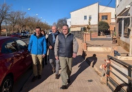 El vicepresidente  Gan Pampols junto al alcalde de Utiel, Ricardo Gabaldón, y al secretario autonómico Venancio Aguado.