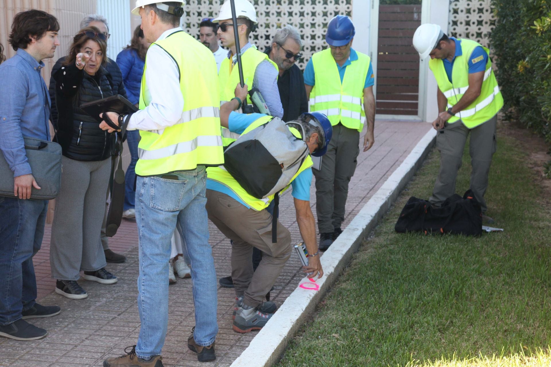 Momento en el que se marca la línea de dominio público en una urbanización de Les Deveses, en noviembre de 2023.