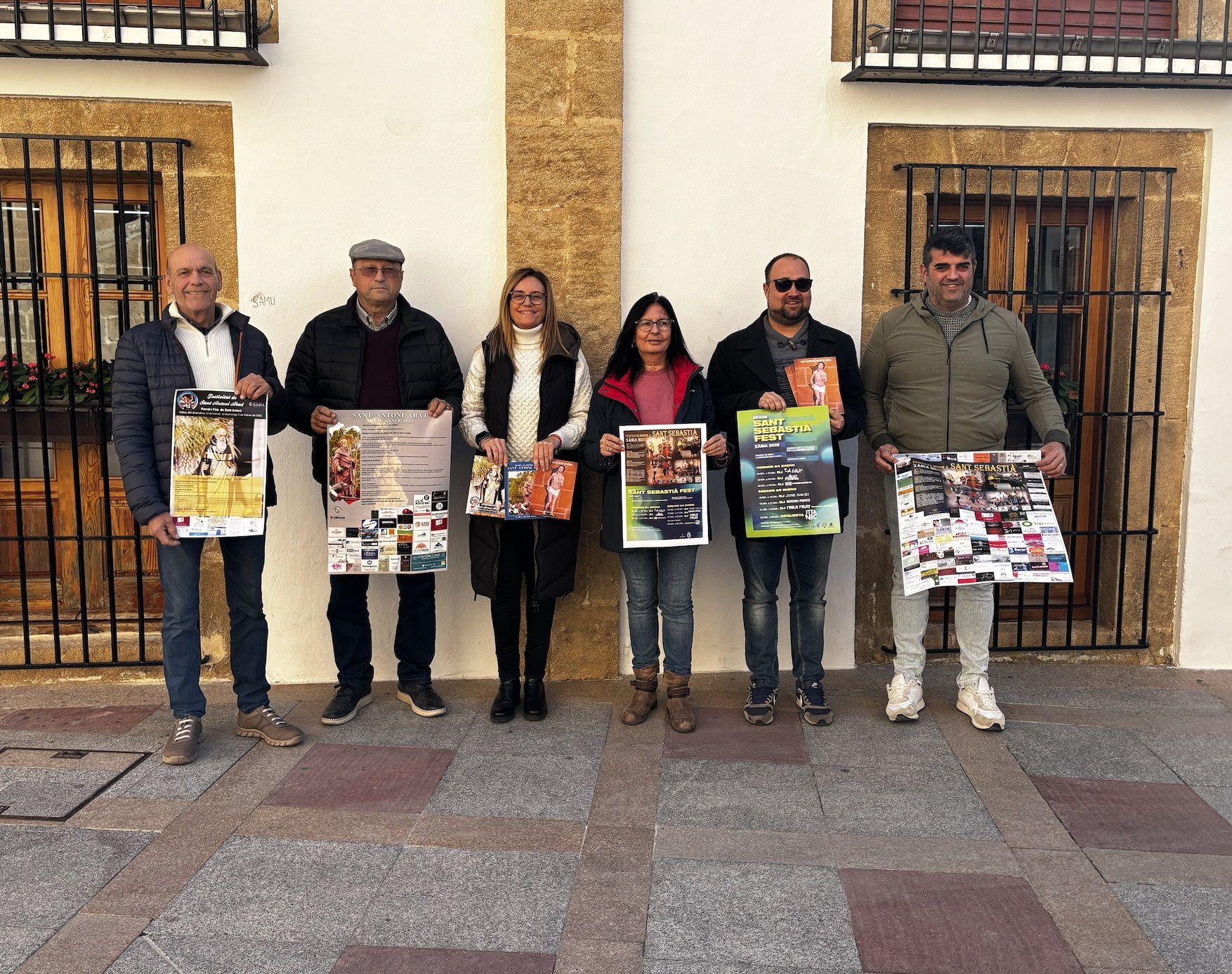 Los participantes en la presentación de los programas de fiestas de Sant Antoni y Sant Sebastià.