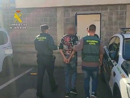 Momento de la detención del hombre.