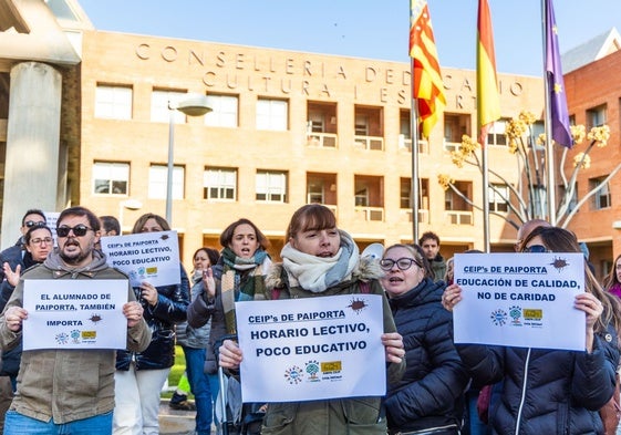 Participantes en la protesta organizada en la sede de Educación.