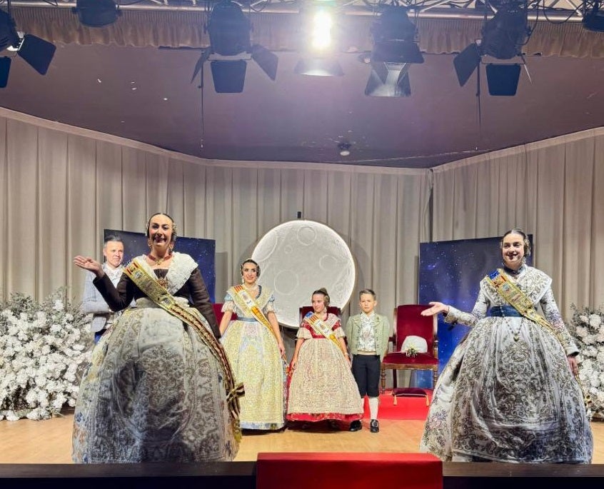 Las falleras mayores de Algemesí en una de las presentaciones.