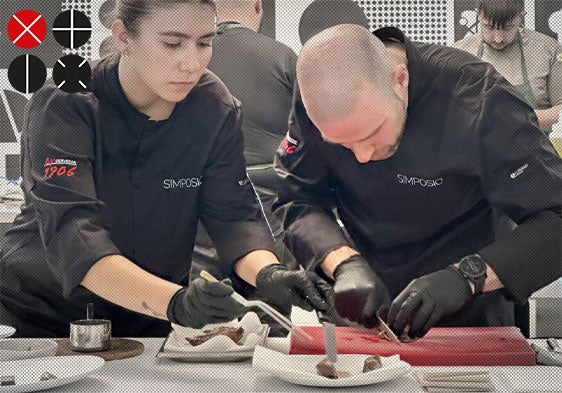 Roger Julián, en el momento de la elaboración del plato.