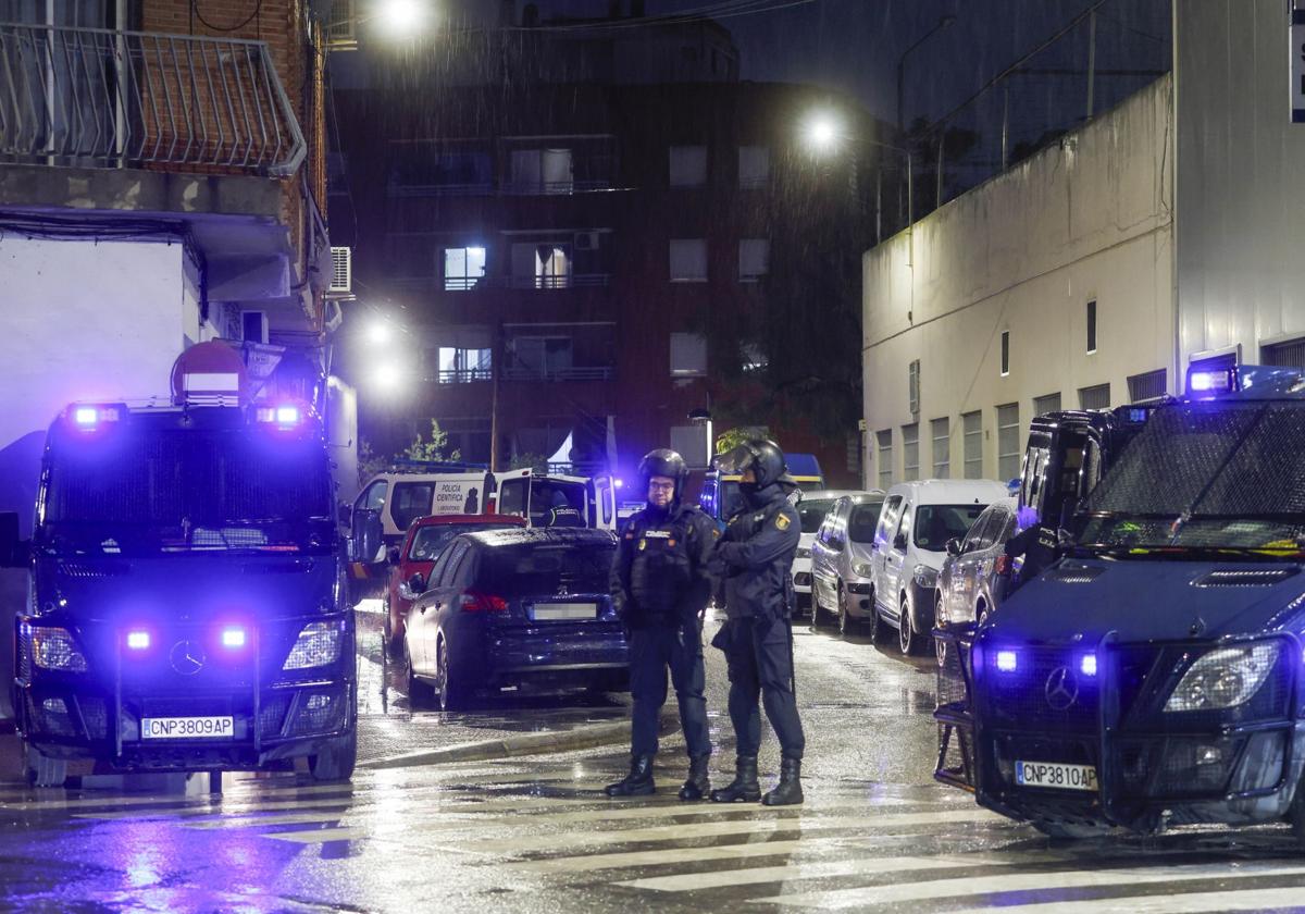 Un policía abate de un tiro un hombre que intentó agredirlo con dos cuchillos en Torrent