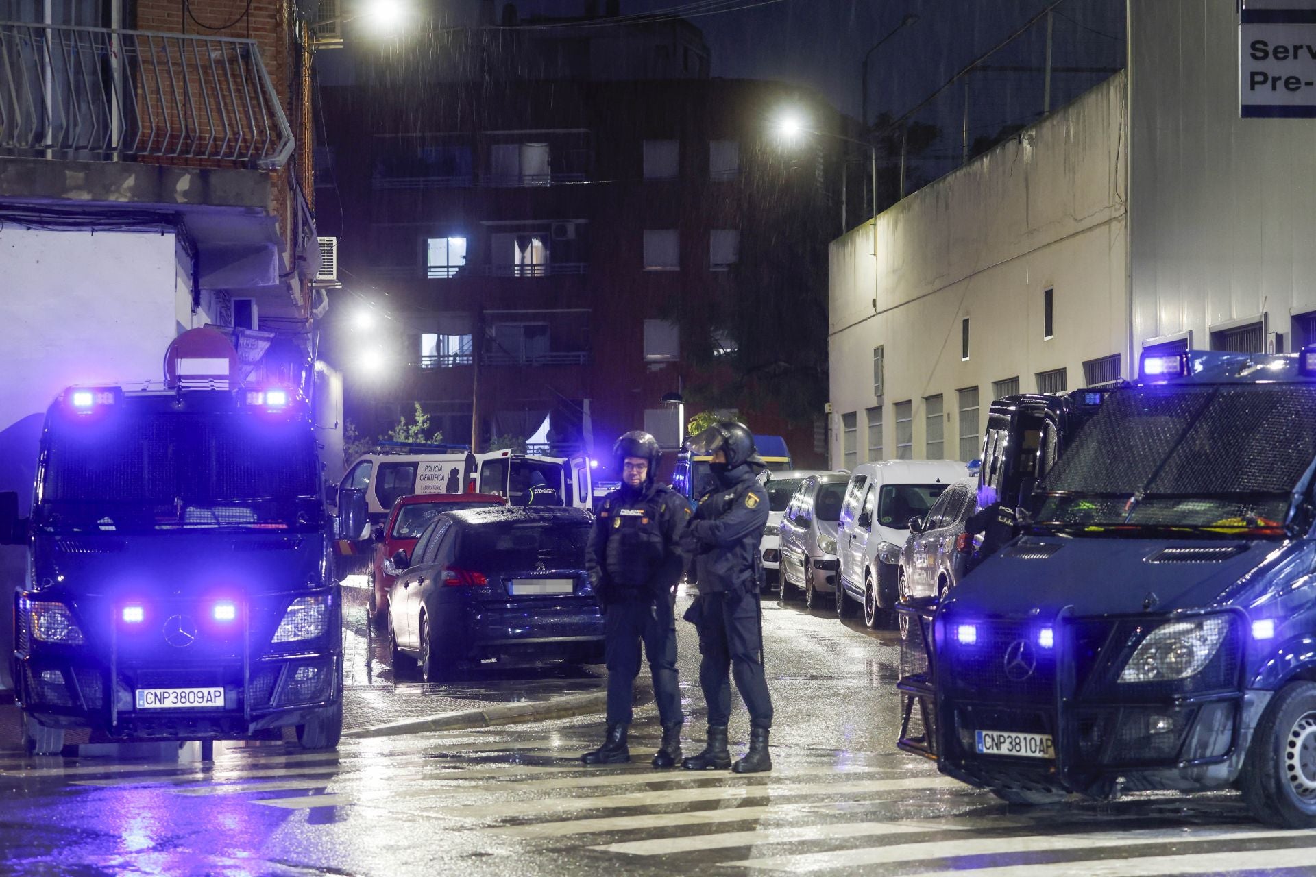 Un policía abate de un tiro un hombre que intentó agredirlo con dos cuchillos en Torrent