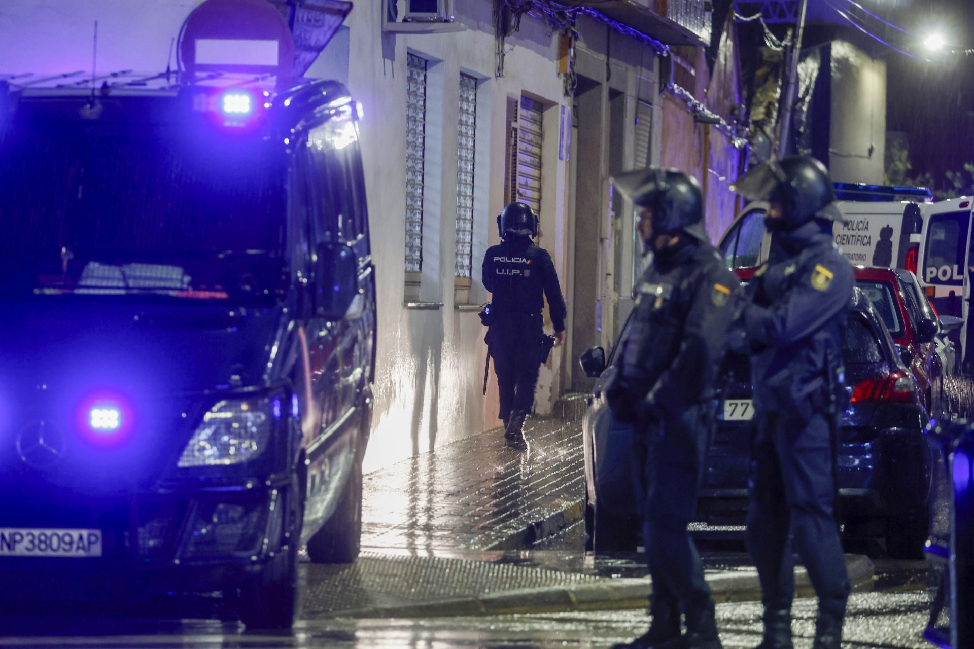 Un policía abate de un tiro un hombre que intentó agredirlo con dos cuchillos en Torrent