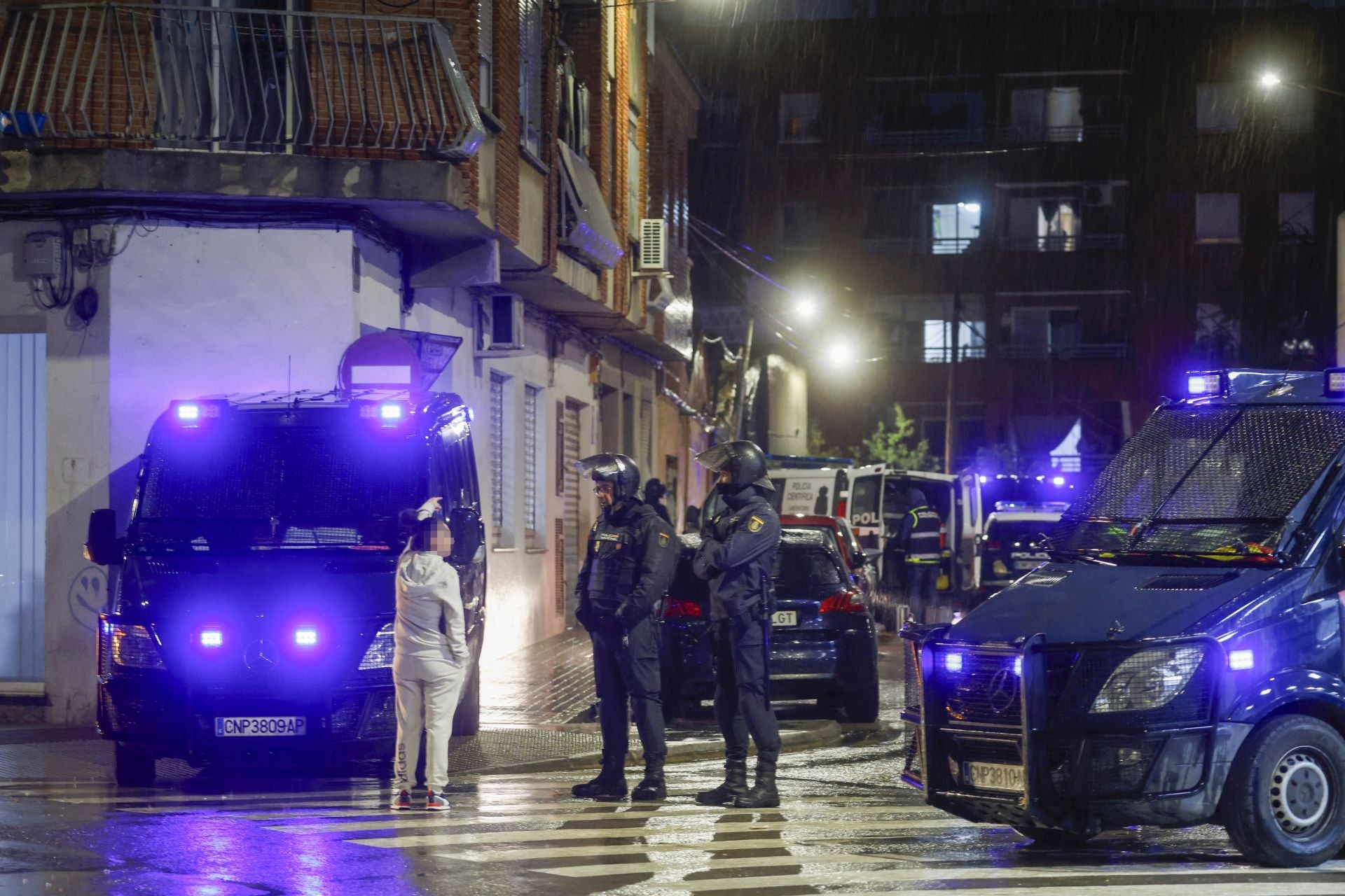 Un policía abate de un tiro un hombre que intentó agredirlo con dos cuchillos en Torrent