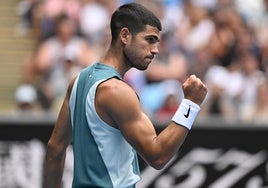 Alcaraz celebra la victoria ante el japonés Nishioka.