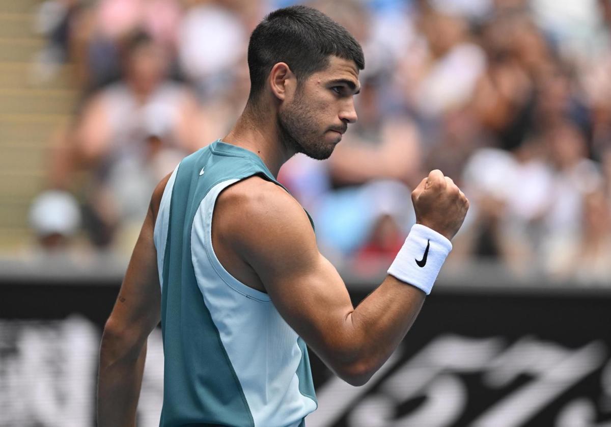 Alcaraz celebra la victoria ante el japonés Nishioka.