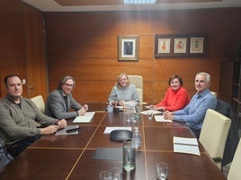 El director general de Gestión Sociosanitaria con los representantes municipales de Calp.