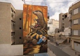 El mural 'Cuentos de otoño', situado en Alcantarilla (Murcia), es obra de Dulk.