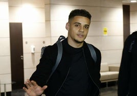 Max Aarons en su llegada al aeropuerto de Manises.