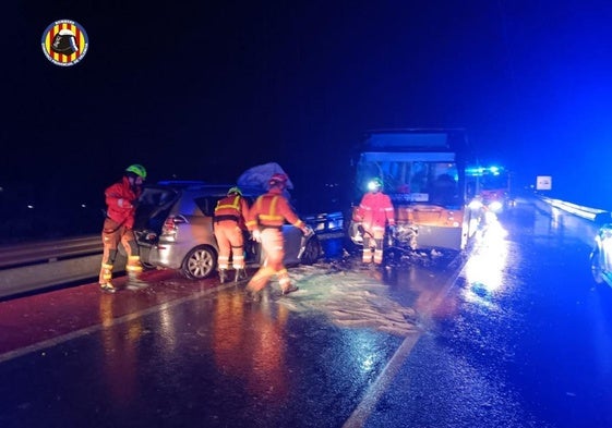 Cuatro heridos en un accidente entre un autobús y un coche en la CV-310 en Náquera