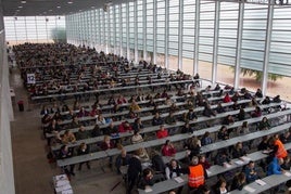 Miles de aspirantes realizan un examen de una oposición en una imagen de archivo.