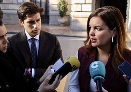 La eurodiputada y secretaria general de los socialistas en Valencia, Sandra Gómez, y el portavoz del PSPV en el Ayuntamiento de Valencia, Borja Sanjuán.