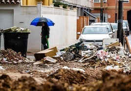 Una persona camina bajo la lluvia en una localidad de la zona cero, este viernes.