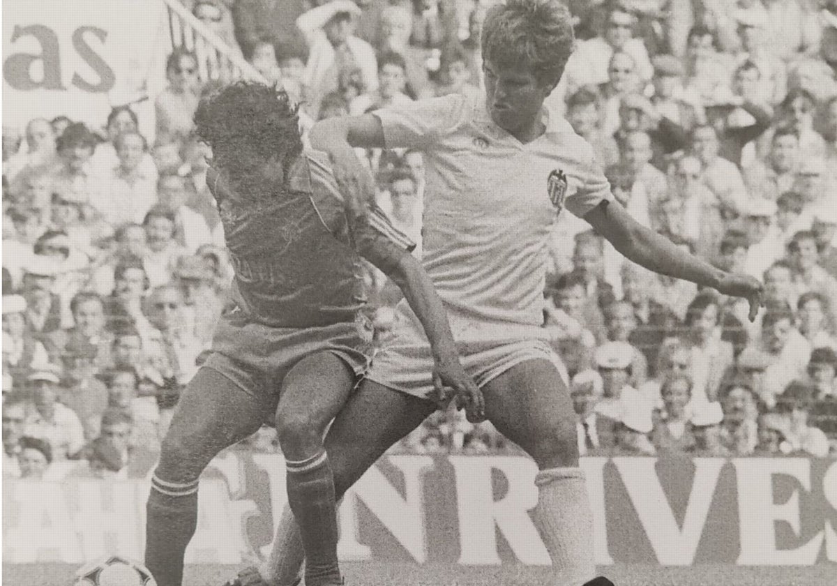 Robert Fernández disputa el balón en un partido en Mestalla en la temporada 82-83.