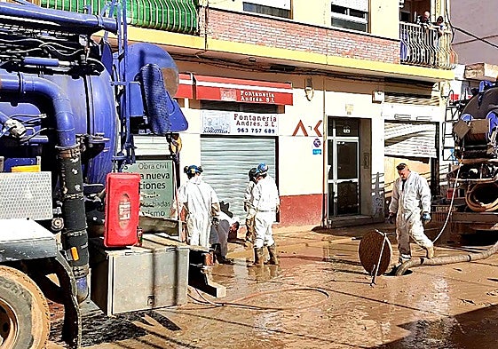 Operación para desatascar el alcantarillado en Benetússer.