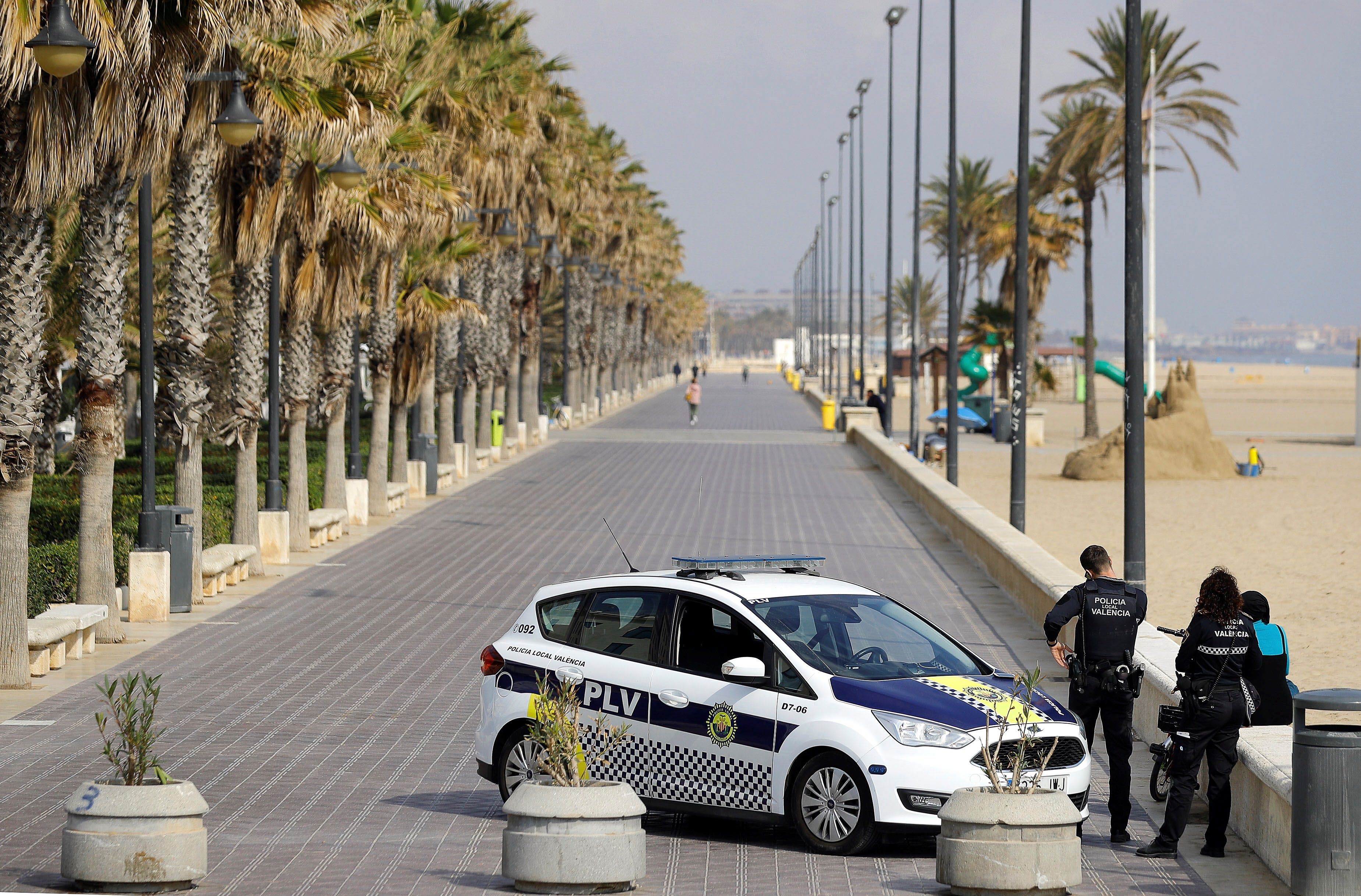 Policías locales vigilan el Paseo Marítimo de Valencia.