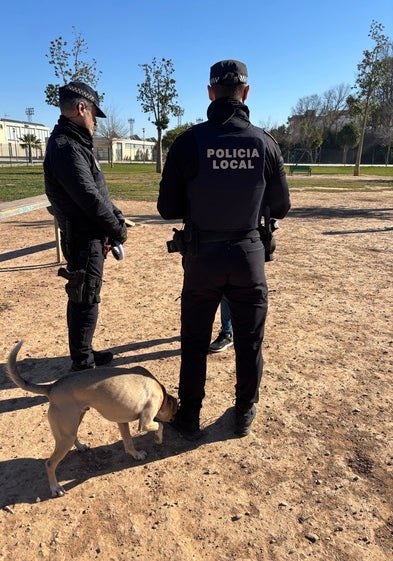 Policía Local solicitando la documentación del perro.