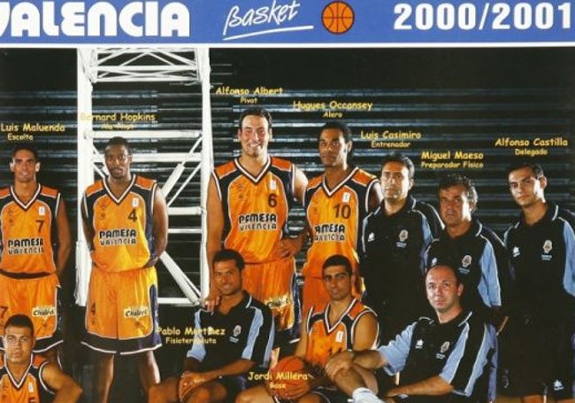 Alfonso Albert, en el centro de la imagen, en la foto oficial del Pamesa Valencia de la temporada 2000-01.