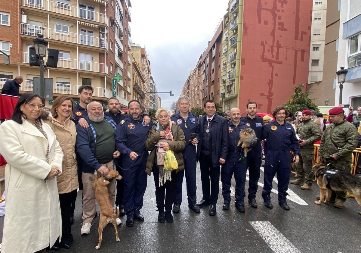 Autoridades, junto al Servicio Aéreo de Rescate de Salvamento Maritimo y un matrimonio salvado en la dana.