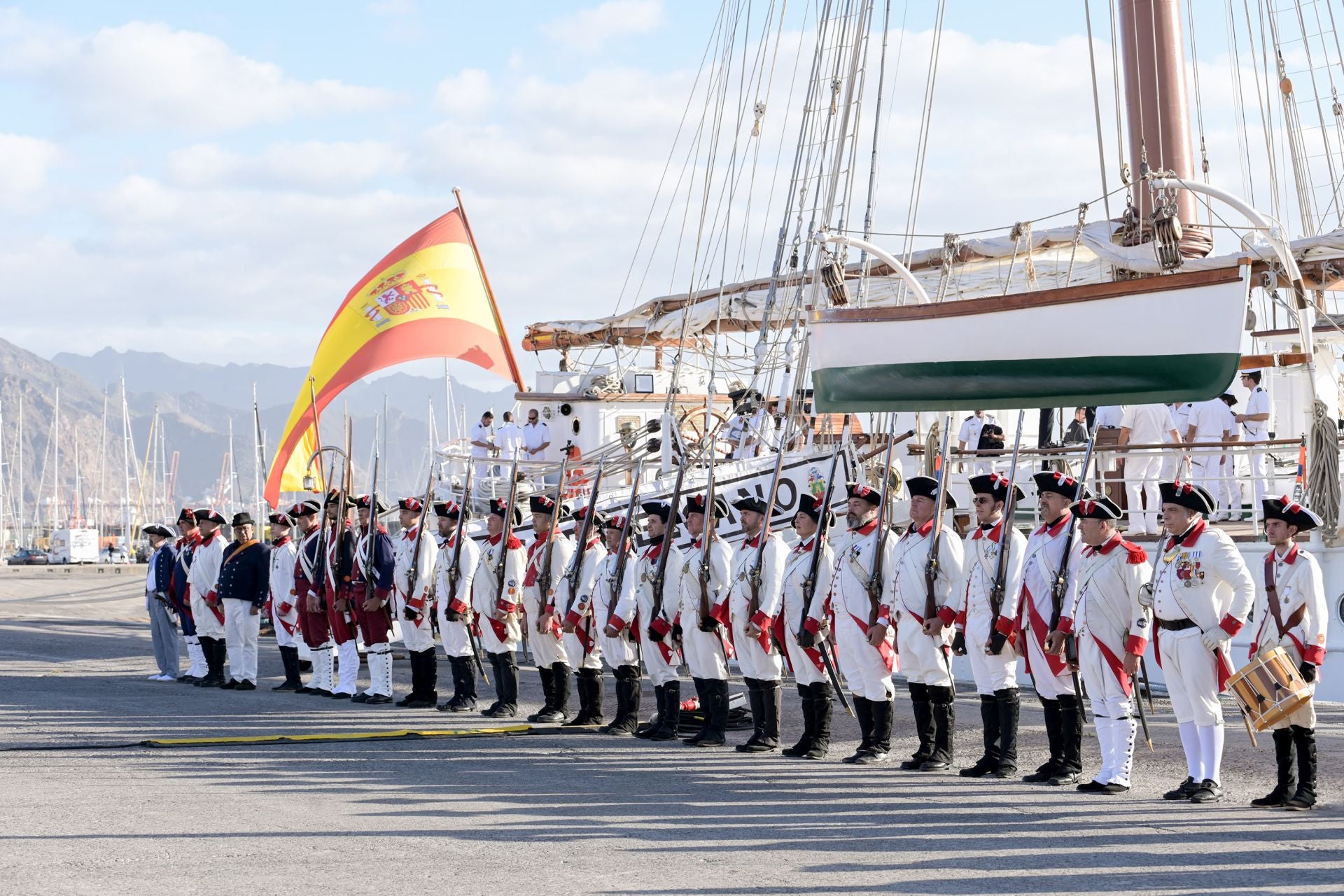 Leonor llega a Tenerife a bordo de Elcano