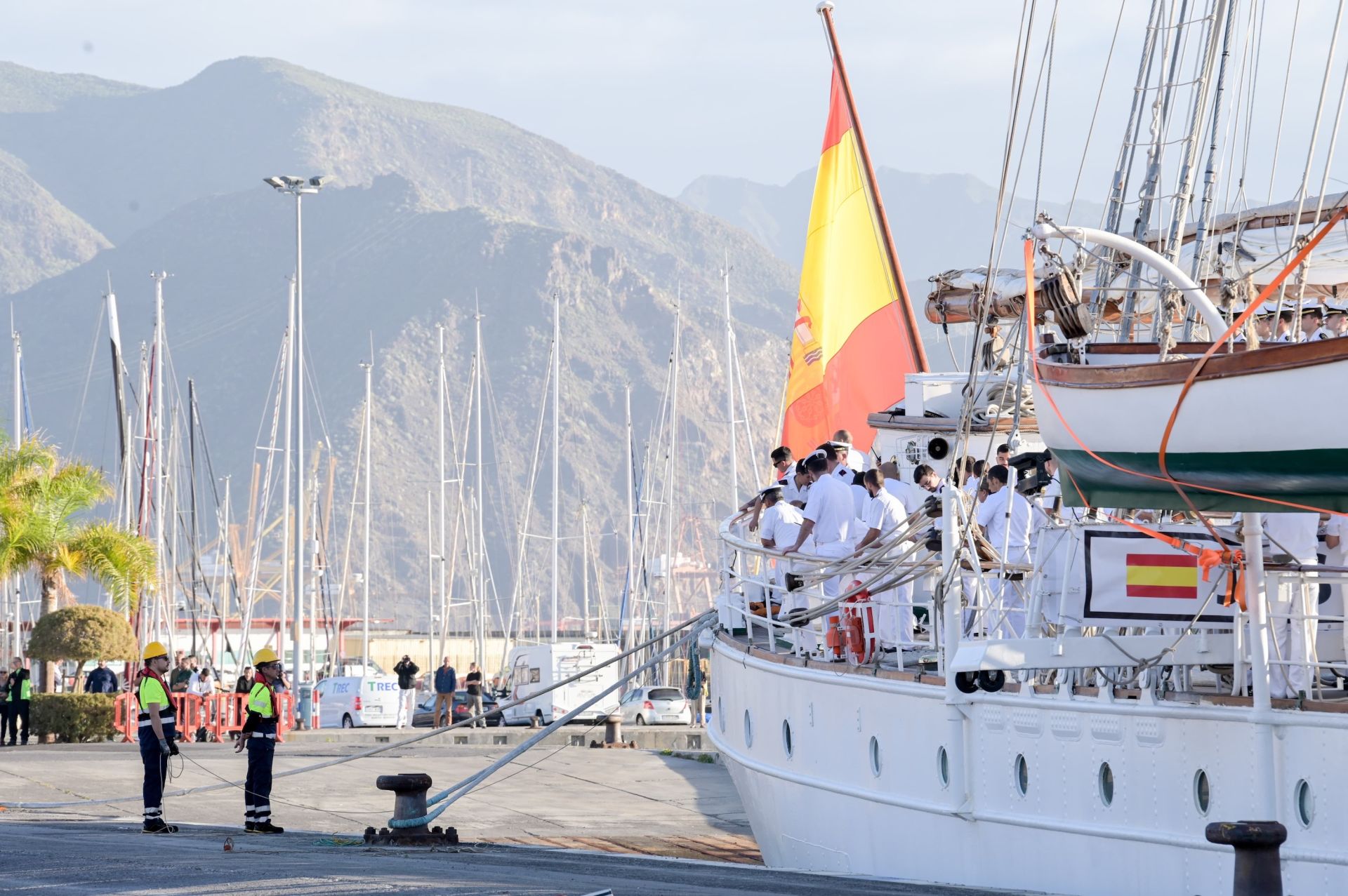 Leonor llega a Tenerife a bordo de Elcano