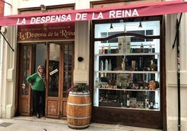 Pilar Martí, la propietaria de La Despensa de la Reina, en la puerta de la tienda de la calle Derechos.