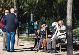 Varios pensionistas en un parque, imagen de archivo.