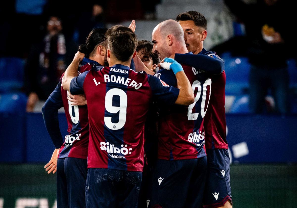 Los jugadores del Levante, celebrando el primer gol ante el Granada.