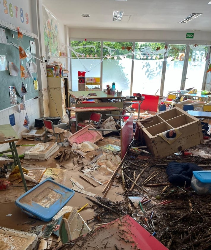 Imagen secundaria 2 - Estado en el que quedaron las instalaciones del colegio Larrodé tras la inundación.