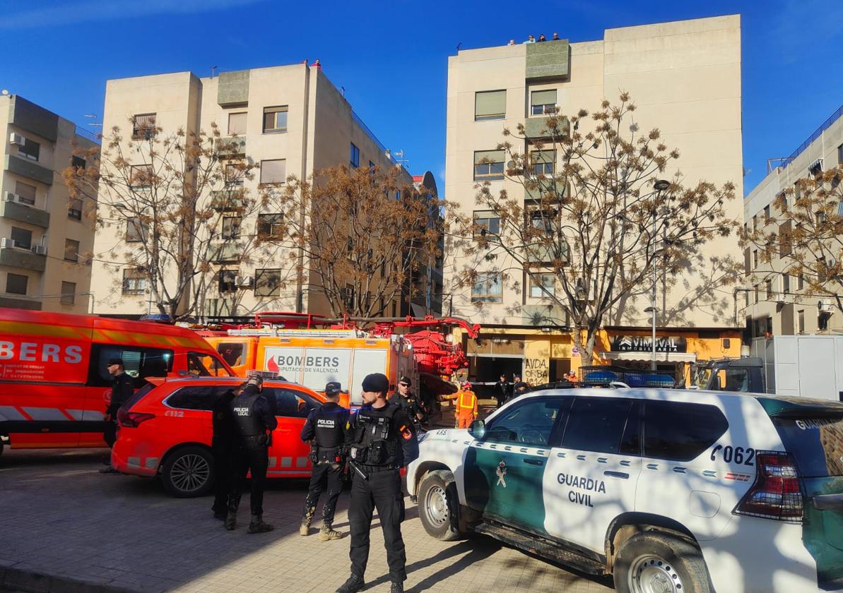 Guardias civiles y bomberos en el lugar de los hechos en Benetússer.