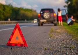 Triángulo de emergencia en una carretera.