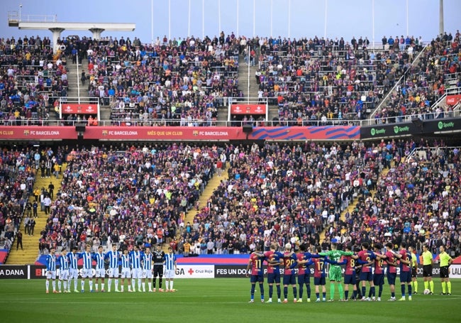 El Estadi Olimpic Lluis Companys, durante el minuto de silencio por los afectados por la dana.