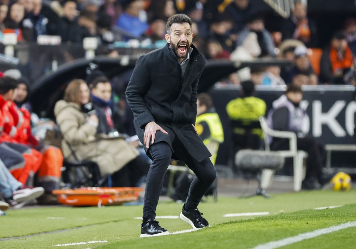 Carlos Corberán se desgañita desde la banda de Mestalla.