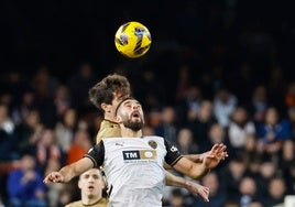 Luis Rioja, disputa un balón con el Valencia ante Elustondo.