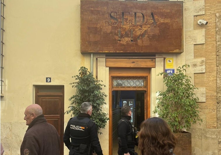 Agentes de la Policía Nacional en el museo de la Seda.