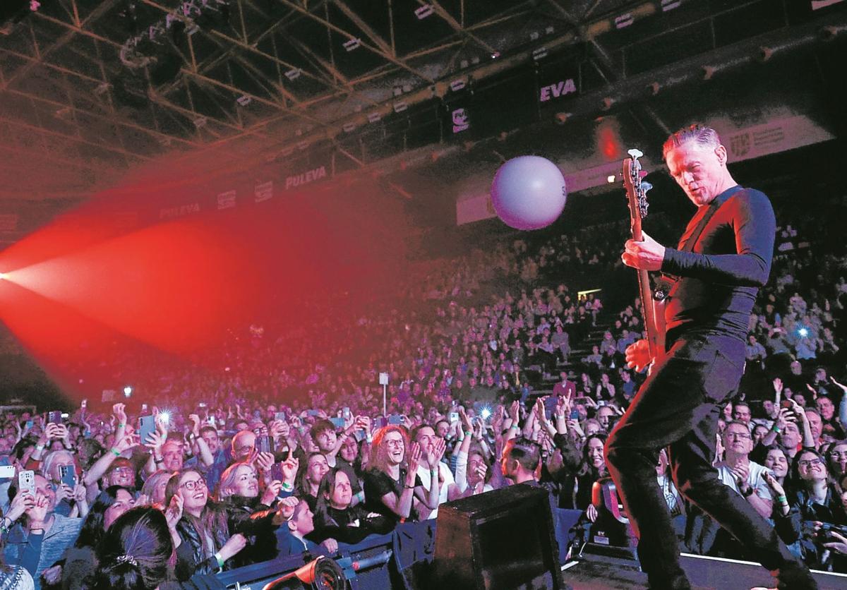 El artista canadiense, en un momento de la actuación de anoche en Valencia.