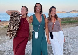 Maite Aurell junto a su madre y su hermana luciendo algunas de sus creaciones.