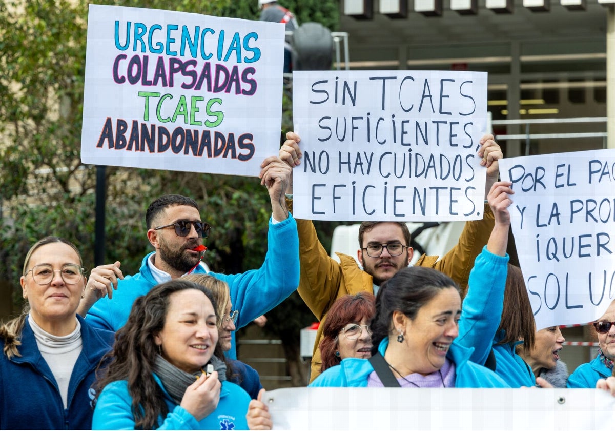 Personal del Peset, en la protesta de este lunes.