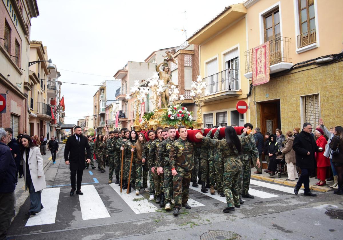 Procesión en honor de San Sebastián en La Pobla de Vallbona.