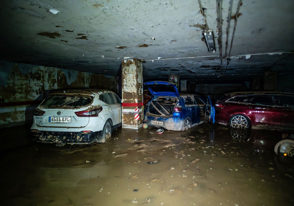 Coches siniestrados en el segundo sótano de un bloque residencial situado en la avenida Rambleta de Catarroja.