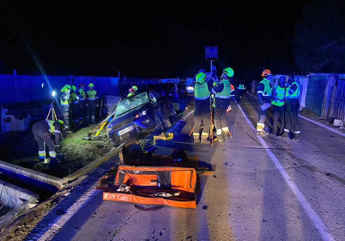 Bomberos, policías y guardias civiles, en el escenario del accidente.