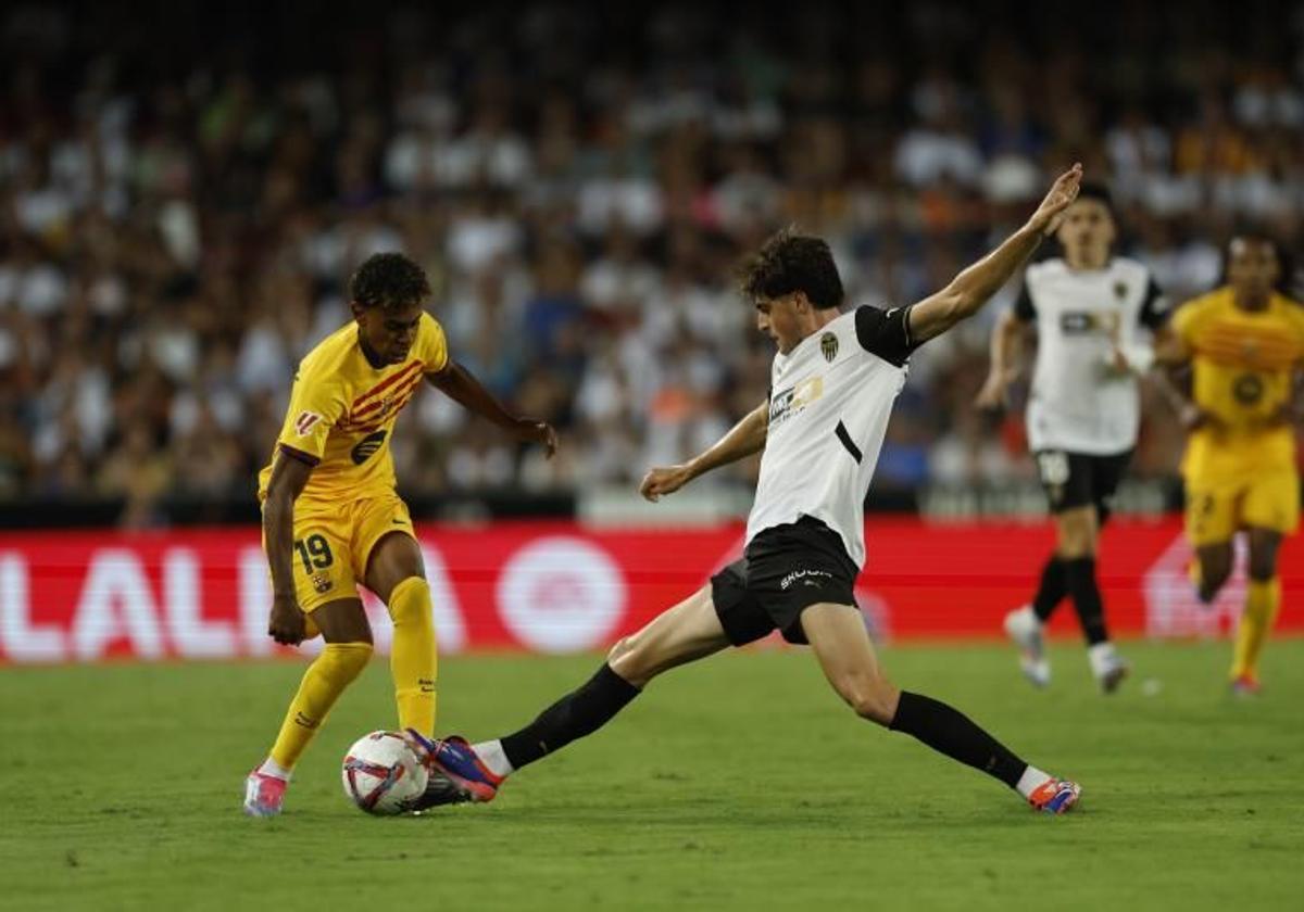 Lamine y Javi Guerra, en el partido de liga de esta temporada.