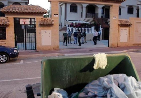 Registro en la urbanización donde vivía la mujer descuartizada y su pareja en Torrevieja.