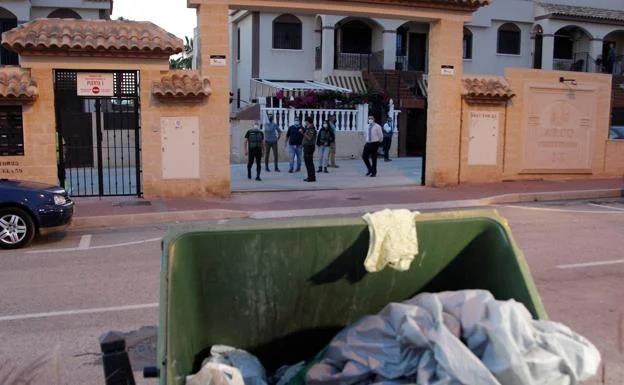 Registro en la urbanización donde vivía la mujer descuartizada y su pareja en Torrevieja.