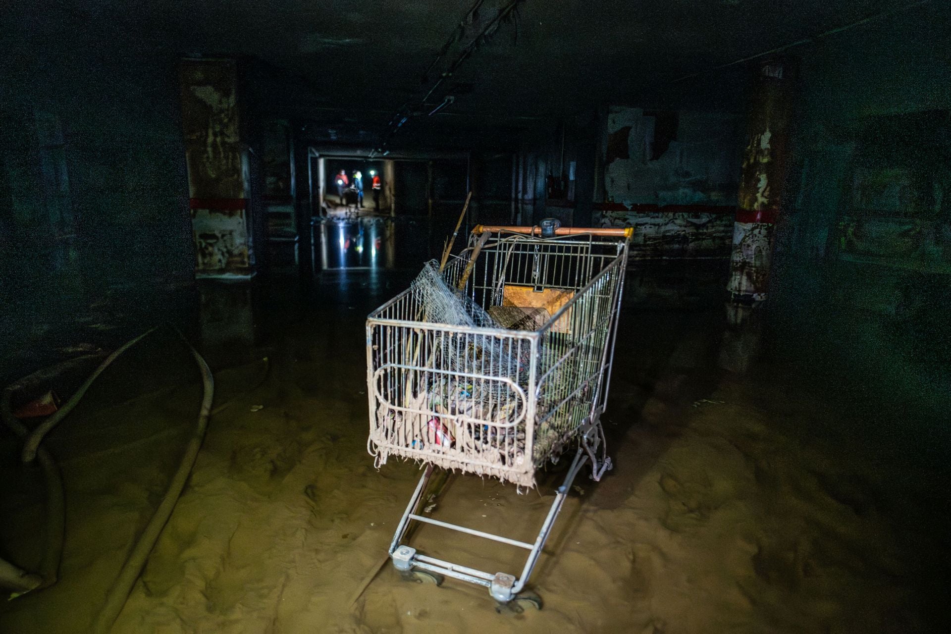 FOTOS | Dentro de un garaje sumergido en el lodo en Catarroja