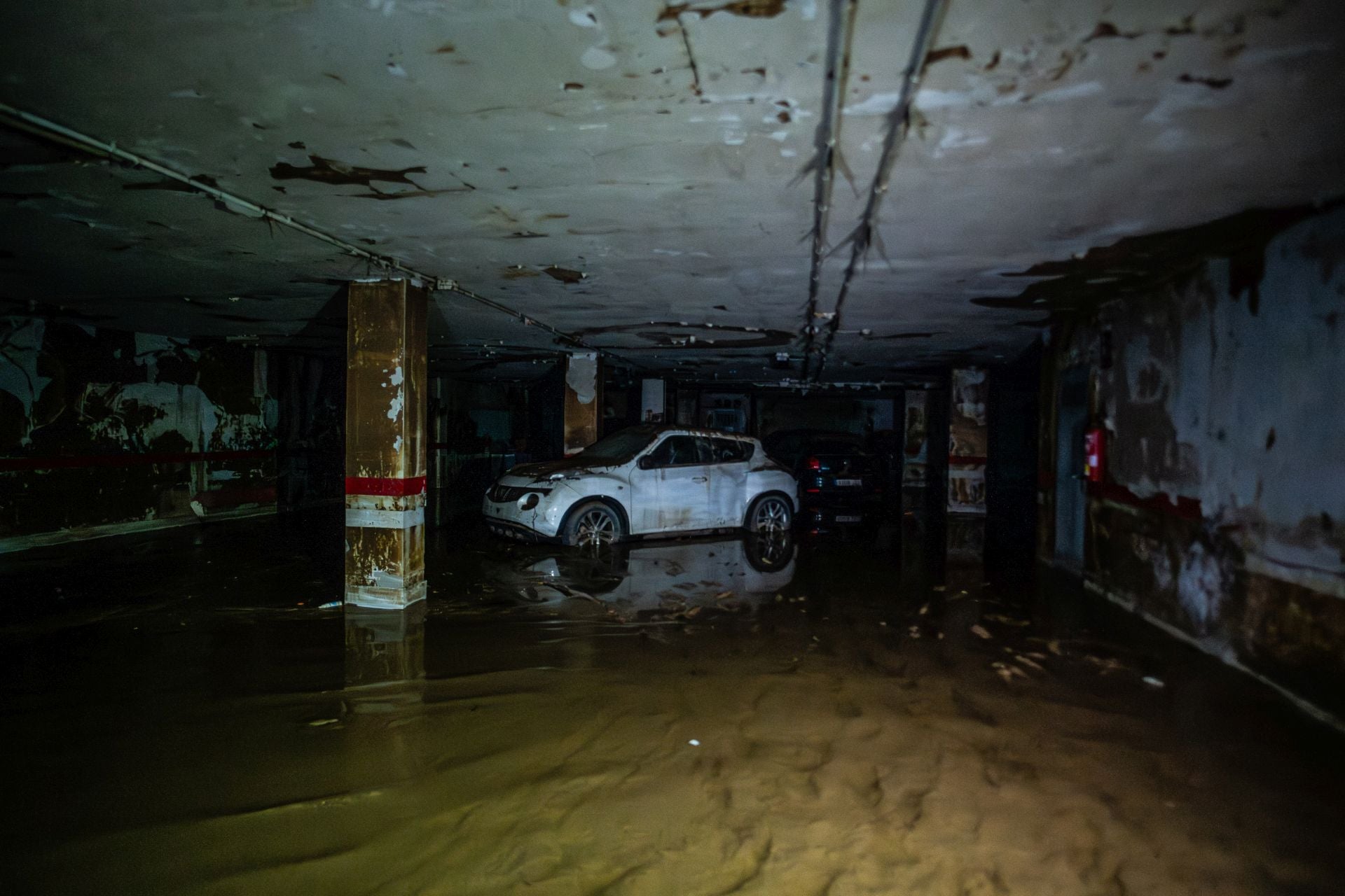 FOTOS | Dentro de un garaje sumergido en el lodo en Catarroja