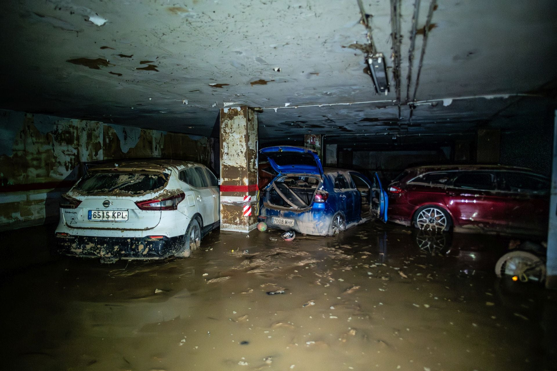 FOTOS | Dentro de un garaje sumergido en el lodo en Catarroja